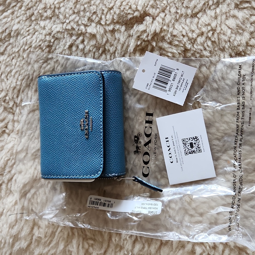 NWT Crossgrain Leather Small Pacific Blue Trifold Wallet 🩵🎁